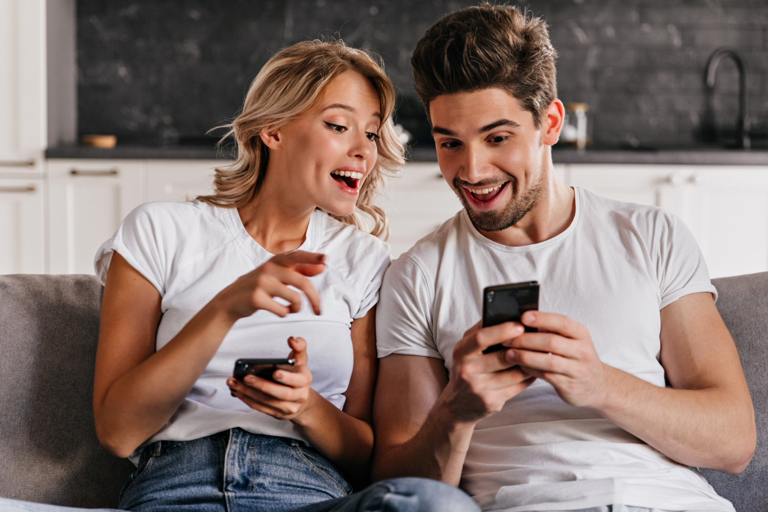 anak laki-laki dan perempuan dengan telepon