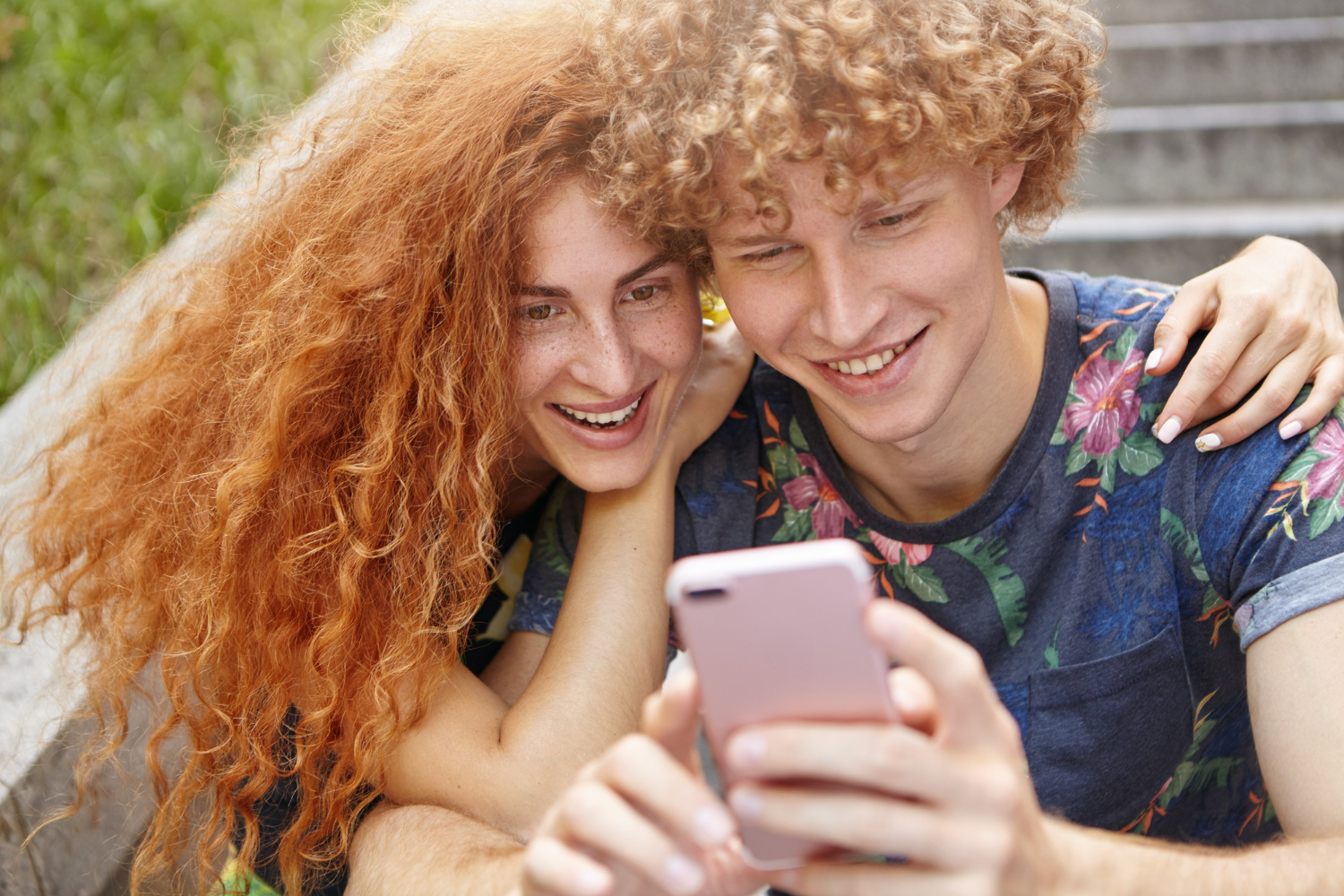 seorang pria dan seorang gadis sedang melihat smartphone